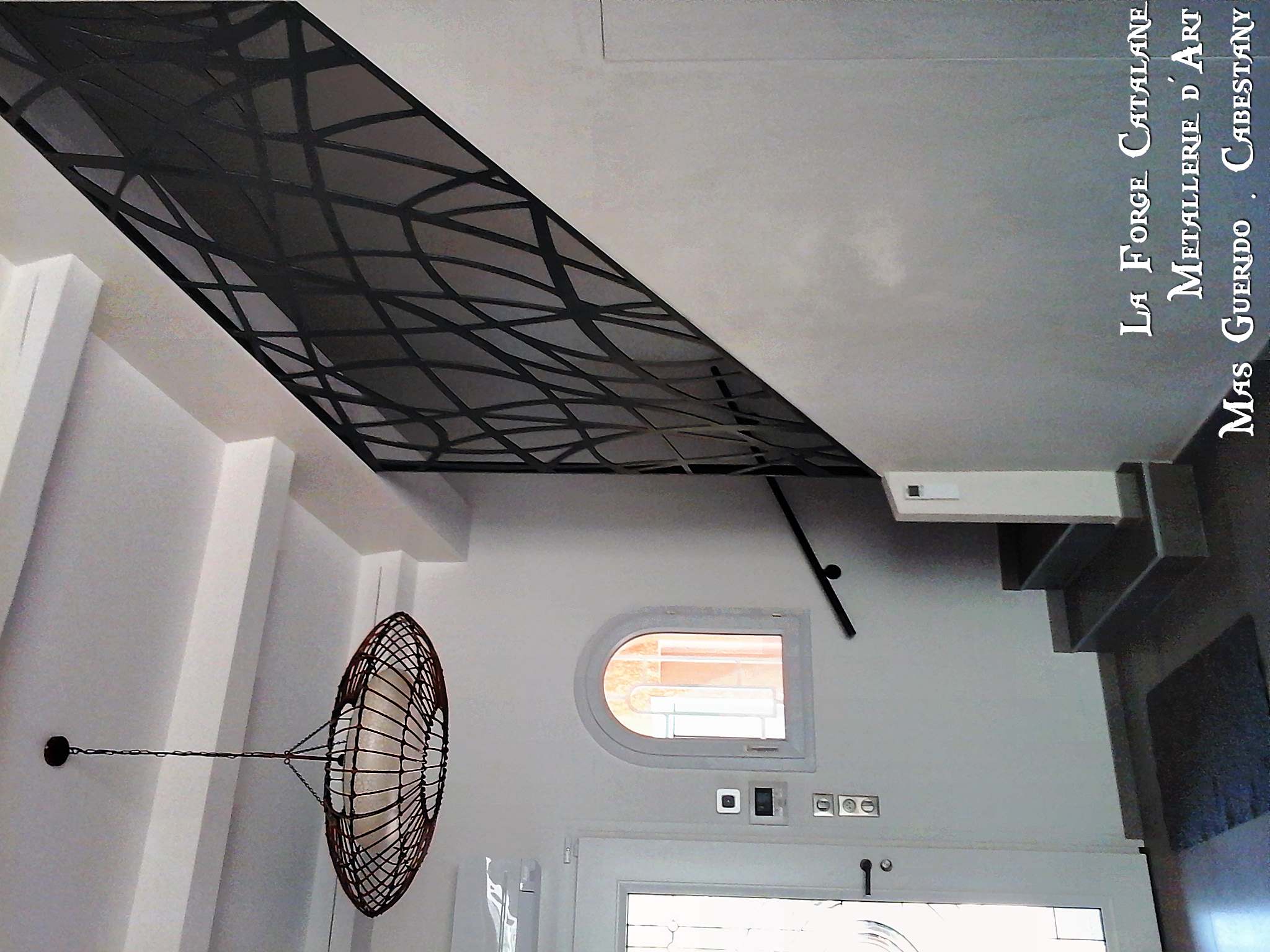 decoupe laser rampant sous plafond finition brossee forge catalane.jpg